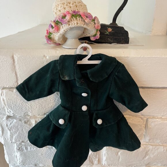 Vintage Dark Green Dressmaker Doll Coat w/ Crochet Flower Hat & Mini Hanger - Picture 2 of 10